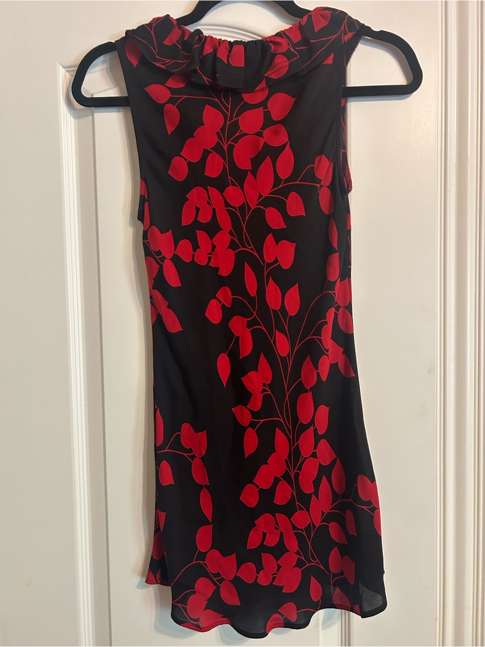Tory Burch Black Sleeveless Shirt with Red Leaf Print - Picture 3 of 3